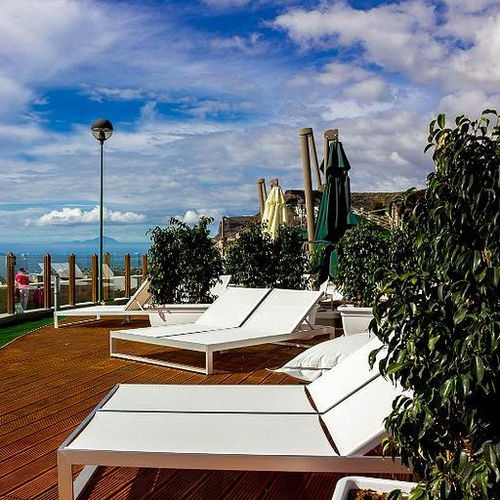 Современный садовый шезлонг - YORK - SACHI - Premium Outdoor Furniture - из Sunbrella® / из алюминия / для сада