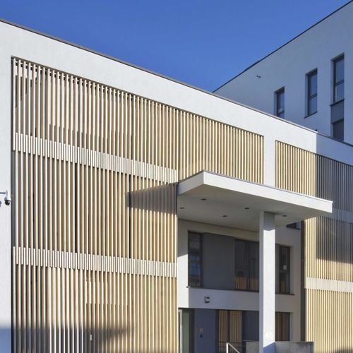 Солнцезащитное устройство из дерева - POLICE STATION, MOLENBEEK BELGIUM - Accsys Technologies - для фасада / вертикальное / фиксированное