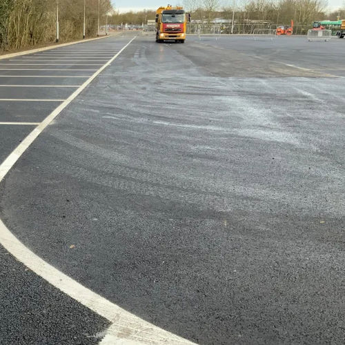 Напольное покрытие из асфальта - SUPERDRAINASPHALT® - Aggregate Industries - для улицы / для сектора услуг / дорожное