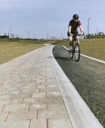 Преодолеваемый бордюр для тротуара - CYCLEWAY  - Marshalls plc  - из восстановленного камня / линейный