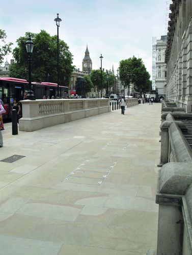 Плитка из бетона - MOSELDEN YORKSTONE - Marshalls plc  - рельефная / для наружного применения / для напольной поверхности