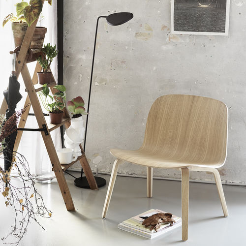 Современное низкое кресло - VISU - Muuto - из ткани / из кожи / из дуба