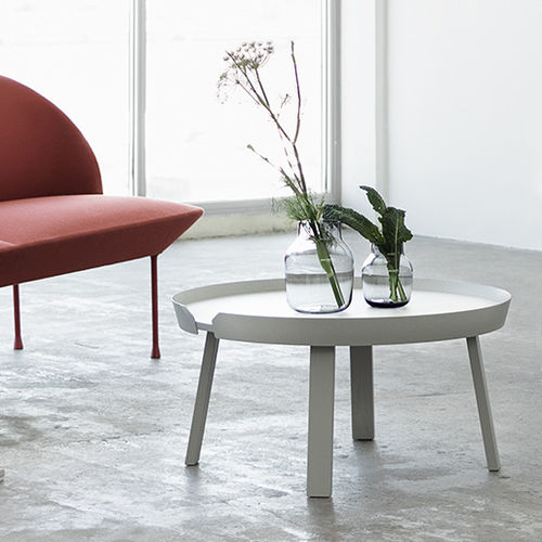 Журнальный столик скандинавский дизайн - AROUND - Muuto - из лакированной древесины / из фанеры / с основанием из МДФ