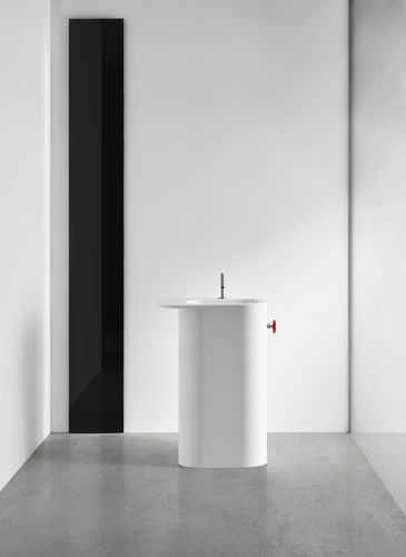 Раковина на ножке - Olimpia - RESIGRES - из Corian® / со встроенными полотенцесушителями / с полкой