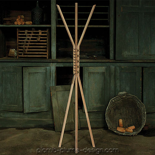 Вешалка для верхней одежды на ножке - CANCAN - Wewood - Portuguese Joinery - современная / из дуба / из орехового дерева