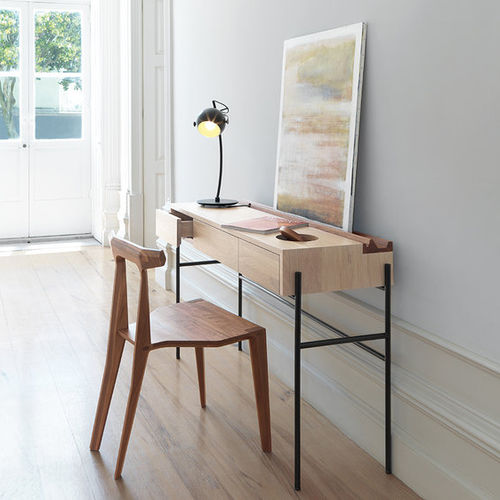 Современный рабочий стол - CONCIERGE - Wewood - Portuguese Joinery - из дуба / из орехового дерева / из стали, покрытой порошком
