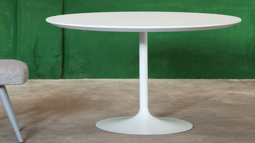 Современный обеденный стол - TULIP - RICCARDO RIVOLI Design - из лакированной древесины / круглый / для бытового использования