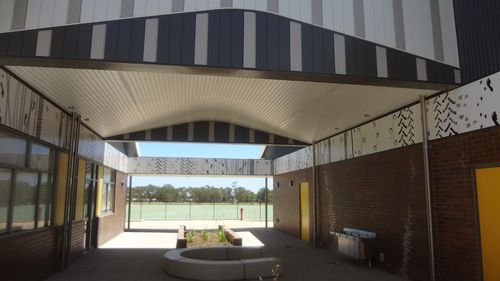 Панельная облицовка фасада - BYFORD HIGH SCHOOL - Vitragroup - из волокнистого цемента / гладкая