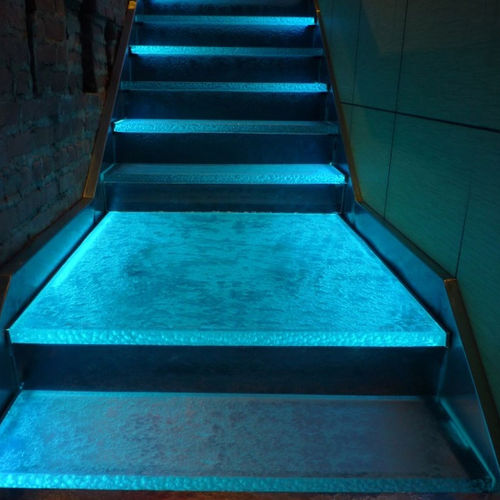 Прямая лестница - DAI-KITCHI RESTAURANT STAIRS - ThinkGlass - со стеклянными ступеньками / из стекла / деревянная конструкция