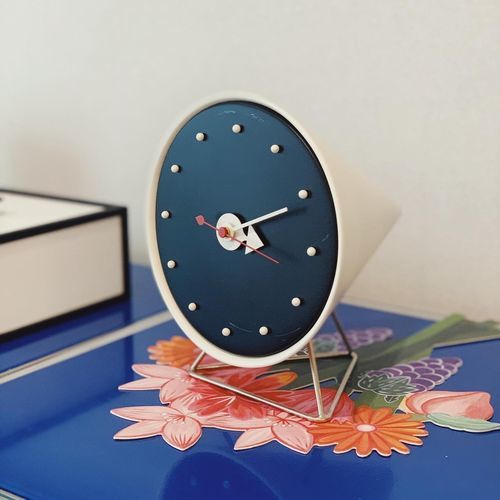 Современный часы - CONE  - vitra - настольный / аналоговый / из орехового дерева