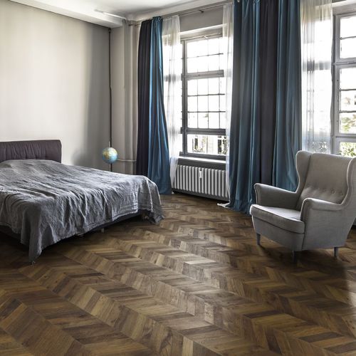 Паркет из паркетной доски - ID : DARK BROWN - Kahrs - из дуба / «елочка» / промасленный
