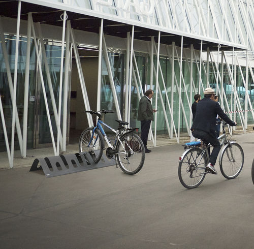 Напольная парковка для велосипедов - ROTTERDAM - CERVIC ENVIRONMENT - для общественных мест / из гальванизированной стали / для профессионального использования