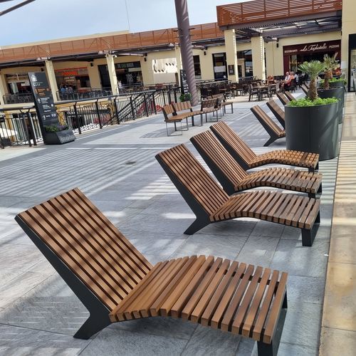 Современный садовый шезлонг - MALAGA - CERVIC ENVIRONMENT - из дерева / из переработанного пластика / из гальванизированной стали