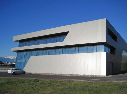 Панельная облицовка фасада - FRIEL HANGAR - Stahlbau Pichler - из металла / гладкая