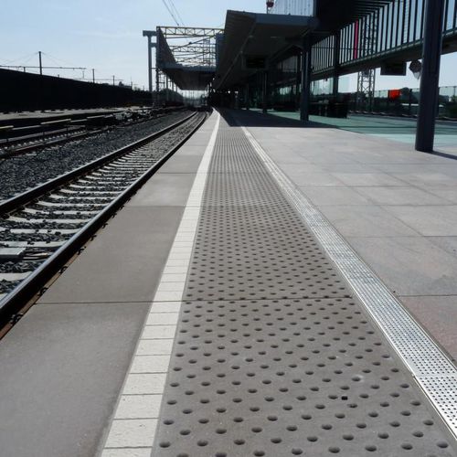 Тактильная плитка из бетона - PLATFORM EDGES - URBASTYLE