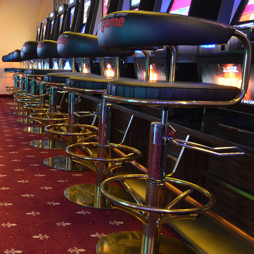 Современный барный стул - CASINO - KODRETA furniture, s.r.o. - для интерьера / из кожи / с основанием из металла