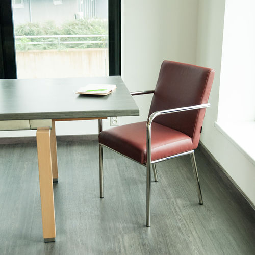 Современный стул для конференций - NELSON - KODRETA furniture, s.r.o. - для интерьера / из кожи / с основанием из хромированной стали