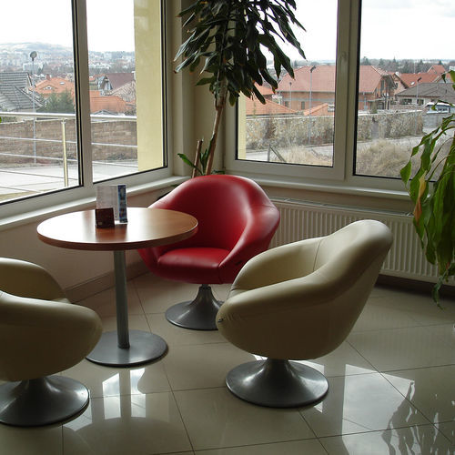 Современное кресло - ARCHA - KODRETA furniture, s.r.o. - из ткани / из кожи / из металла