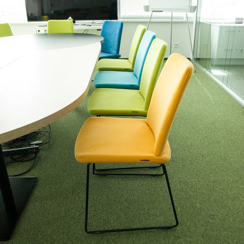 Современный стул для конференций - RIVER - KODRETA furniture, s.r.o. - для интерьера / из ткани / с основанием из металла
