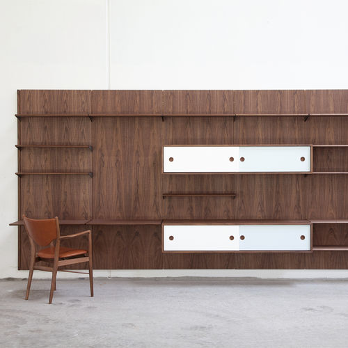 Настенный книжный шкаф - FJ - House of Finn Juhl – Onecollection - современный / из дерева