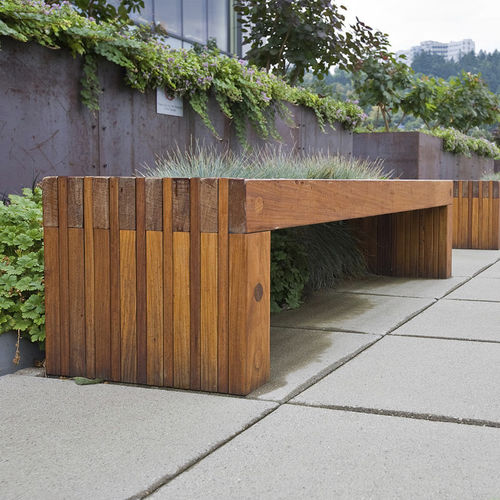Современная общественная скамейка - HUDSON - FORMS+SURFACES - из бразильского ореха / FSC-сертифицированная / 100% перерабатываемая