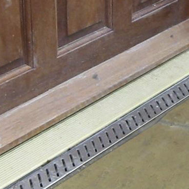 Лоток канализации с решеткой - DoorWay Drain - ACO Building Drainage - из полипропилена / из стали / для двери