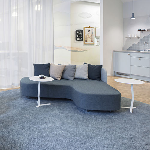 Современный вспомогательный столик - BIRD - OFFECCT - из МДФ / из фетра / круглый