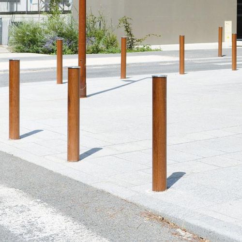 Защитный боллард - EXOTICA - univers & cité | mobilier urbain - неподвижный / из нержавеющей стали / из цельной древесины