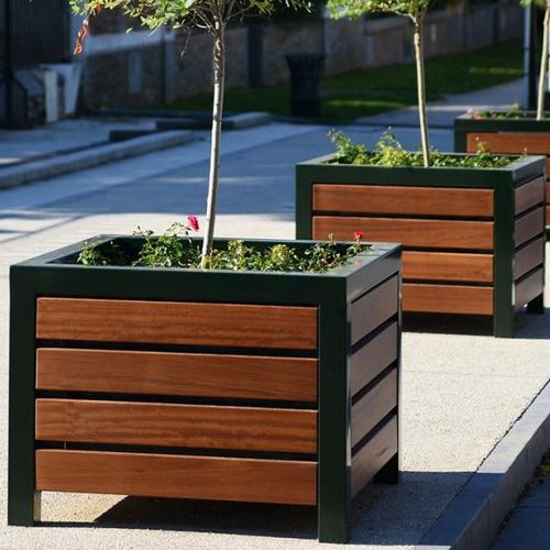 Кадка для садовых растений из дерева - CLÉO - univers & cité | mobilier urbain - из стали / квадратная / на заказ