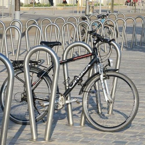 Напольная парковка для велосипедов - OMÉGA - univers & cité | mobilier urbain - для общественных мест / из стали / из нержавеющей стали