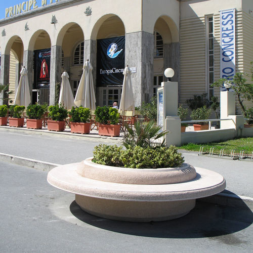 Кадка для садовых растений из бетона - VIAREGGIO - VASART URBAN DESIGN - круглая / со встроенной скамьей / современная