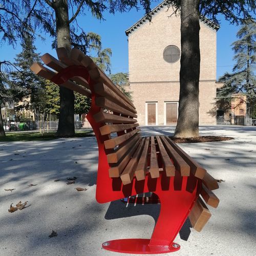 Современная общественная скамейка - PABLO - VASART URBAN DESIGN - из экзотических пород дерева / из стали, покрытой порошком / со спинкой
