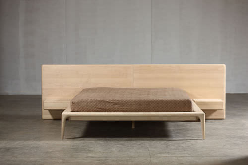 Двуспальная кровать - LATUS - Artisan Solid Wood Furniture - современная / с изголовьем / со встроенным прикроватным столиком