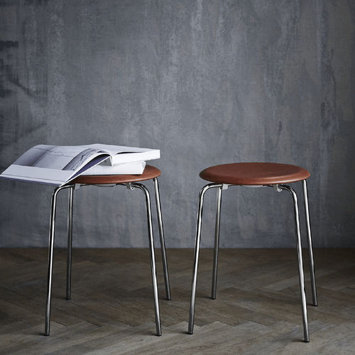 Современный табурет - DOT™ - Fritz Hansen - из орехового дерева / с основанием из металла / обитый