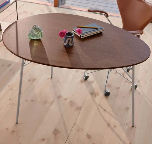 Современный обеденный стол - EGG™ - Fritz Hansen - из фанерованной древесины / из орехового дерева / из лакированной древесины