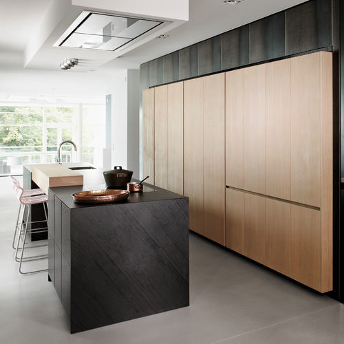 Современная кухня - Penthouse Hamburg - eggersmann küchen GmbH & Co. KG - из фанерованной древесины / из дуба / из камня