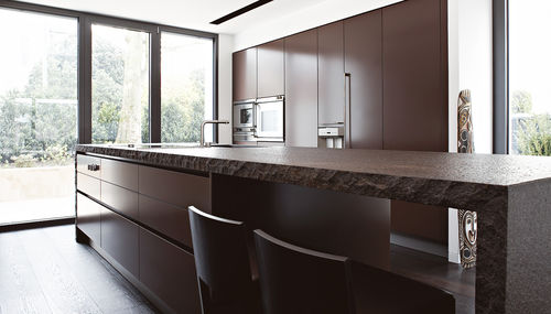 Современная кухня - Villa Wiesbaden - eggersmann küchen GmbH & Co. KG - из камня / островного типа / с ручками