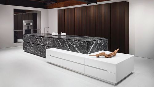 Современная кухня - Grigio Carnico - eggersmann küchen GmbH & Co. KG - из дуба / из известняка / из Corian®