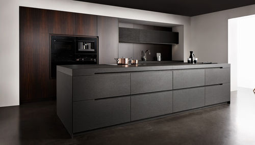 Современная кухня - Assoluto - eggersmann küchen GmbH & Co. KG - из фанерованной древесины / из эвкалипта / из гранита