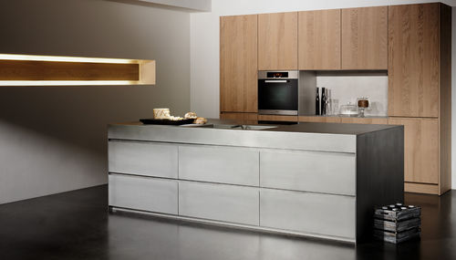 Современная кухня - silverTouch - eggersmann küchen GmbH & Co. KG - из фанерованной древесины / из дуба / из нержавеющей стали