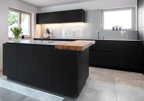 Современная кухня - House Heidenheim - eggersmann küchen GmbH & Co. KG - из нержавеющей стали / из ламината / островного типа